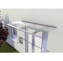 Vordach aus Metall und Kunststoff über einer Haustür