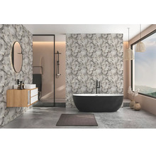 Modernes Badezimmer mit Wandfliesen in Marmoroptik, einer freistehenden Badewanne, Waschtisch aus Holz und runder Spiegel.