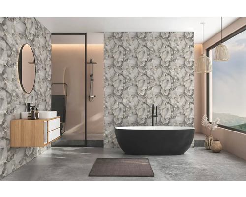 Modernes Badezimmer mit Wandfliesen in Marmoroptik, einer freistehenden Badewanne, Waschtisch aus Holz und runder Spiegel.