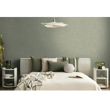 Modernes Schlafzimmer mit strukturierter salbeigrüner Tapete, weißem Bett mit Dekokissen, blütenförmiger Pendelleuchte und Nachttischen.