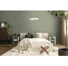 Modernes Schlafzimmer mit grüner Wand, weißem Bett, Pendelleuchte und hellem Teppich in organisierter, natürlicher Atmosphäre.