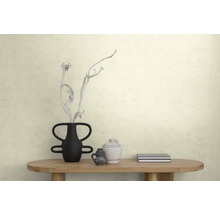 Strukturierte Tapete in einem hellen Raum mit Holztisch, dekorativen Vasen und minimalistischem Design.