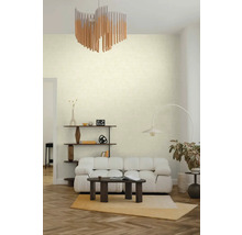 Modernes, helles Wohnzimmer mit strukturierter Tapete, weißem Modulsofa, dunklen Holzmöbeln und einem auffälligen Holzstab-Kronleuchter.