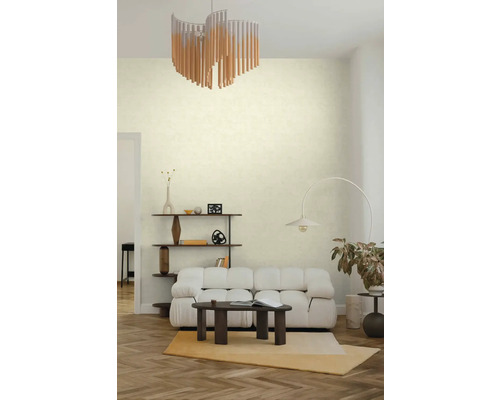 Modernes, helles Wohnzimmer mit strukturierter Tapete, weißem Modulsofa, dunklen Holzmöbeln und einem auffälligen Holzstab-Kronleuchter.