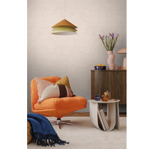 Modern eingerichtetes Wohnzimmer mit einem orangefarbenen Cord-Sessel, einem Holz-Sideboard, einer mehrstufigen Pendelleuchte und einem Beistelltisch.