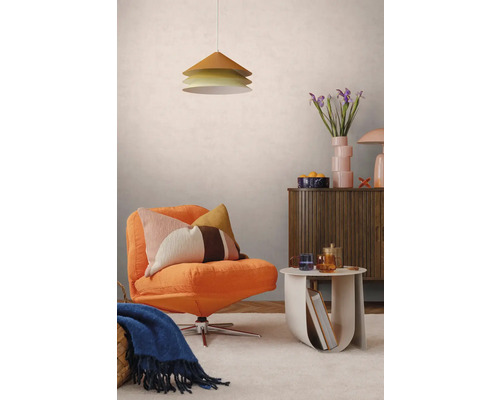 Modern eingerichtetes Wohnzimmer mit einem orangefarbenen Cord-Sessel, einem Holz-Sideboard, einer mehrstufigen Pendelleuchte und einem Beistelltisch.