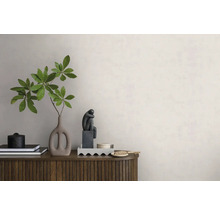 Moderne Wandgestaltung mit heller Wandfarbe, einem Holz-Sideboard, einer Vase mit grünem Zweig und dekorativen Objekten.