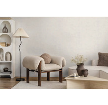 Hell eingerichtetes Wohnzimmer im modernen Stil mit Holzsessel, Stehlampe mit Faltenlampenschirm und einem weißen Regal mit organischen Formen.
