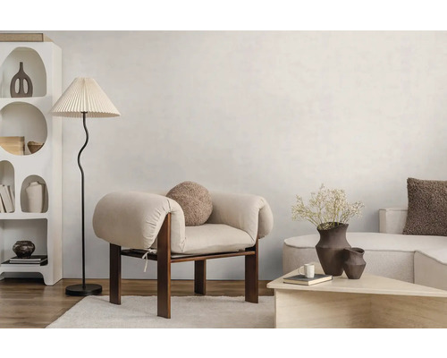 Hell eingerichtetes Wohnzimmer im modernen Stil mit Holzsessel, Stehlampe mit Faltenlampenschirm und einem weißen Regal mit organischen Formen.