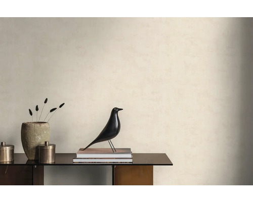 Helle Wand mit strukturierter Tapete in einem minimalistischen Raum mit Sideboard, dekorativer Vogelfigur und einer Stein-Vase.