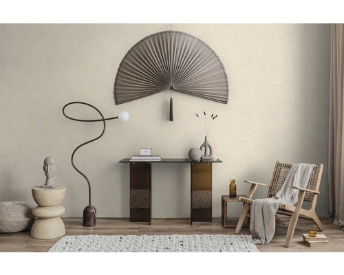 Helles minimalistisches Zimmer mit fächerförmiger Wanddekoration, Glastisch, geschwungener Stehlampe und Holzsessel auf strukturiertem Teppich.