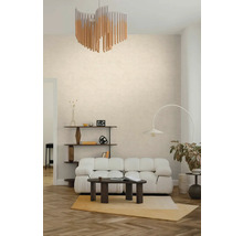 Helles Wohnzimmer mit strukturierter beiger Wandgestaltung, weißem Polstersofa, modernem Kronleuchter und dunklem Couchtisch auf Parkettboden.