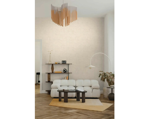 Helles Wohnzimmer mit strukturierter beiger Wandgestaltung, weißem Polstersofa, modernem Kronleuchter und dunklem Couchtisch auf Parkettboden.