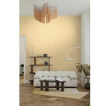 Helles Wohnzimmer mit gelber Wandfarbe, weißem Sofa, dunklem Couchtisch und moderner Hängeleuchte auf Fischgrätparkett.