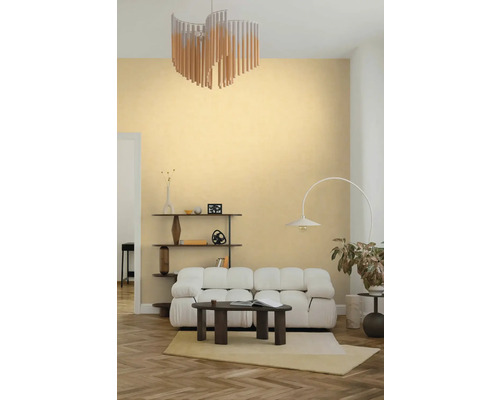 Helles Wohnzimmer mit gelber Wandfarbe, weißem Sofa, dunklem Couchtisch und moderner Hängeleuchte auf Fischgrätparkett.
