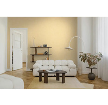 Helles Wohnzimmer mit beiger Wandfarbe, weißem Sofa, dunklem Couchtisch aus Holz, Bogenlampe und Fischgrätparkett.