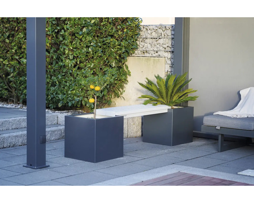 Gartenszene mit Pflanzenkübeln und Sitzbank im Außenbereich