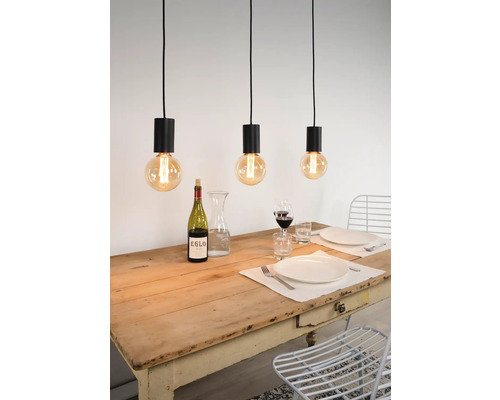 Szene mit drei Pendelleuchten über einem Esstisch mit Geschirr und Getränken