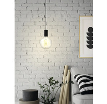 Hängelampe mit Edison Glühbirne vor einer Backsteinwand