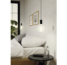 Schlafzimmer mit Nachttisch und Pendelleuchte