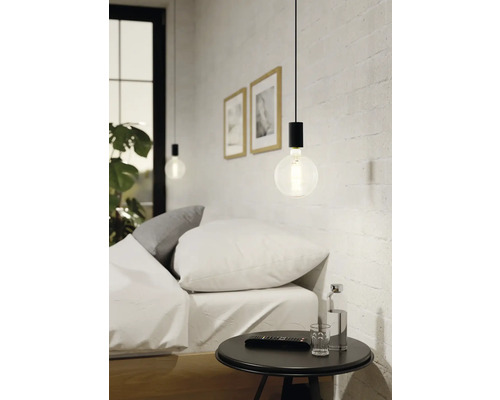 Schlafzimmer mit Nachttisch und Pendelleuchte