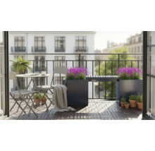 Balkon mit Tisch, Stühlen, Blumenkästen und Bank für eine entspannte Atmosphäre