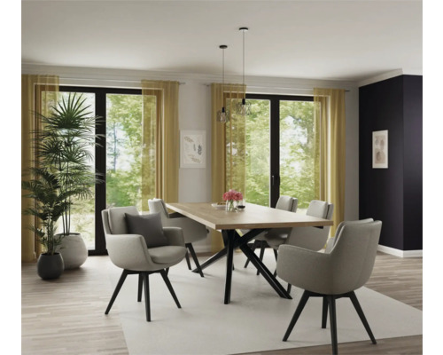 Esszimmer mit Esstisch, Stühlen, Pendelleuchten und Zimmerpflanzen in hellem und modernem Design.