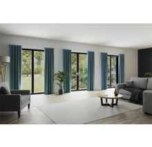 Wohnzimmer mit Vorhängen an Terrassentüren und Fenstern, Sofas, Sessel, Couchtisch und Zimmerpflanze