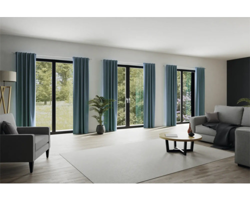 Wohnzimmer mit Vorhängen an Terrassentüren und Fenstern, Sofas, Sessel, Couchtisch und Zimmerpflanze