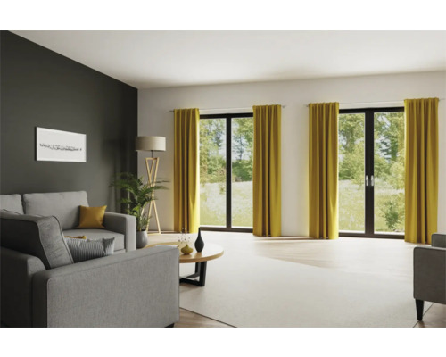 Wohnzimmer mit grauen Sofas, Stehlampe und Gardinen vor Terrassentüren