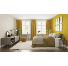 Schlafzimmer mit Bett, Nachttisch, Kommode, Vorhängen und Dekoration