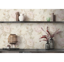 Vliestapete mit großem Pfingstrosenmuster im Vintage-Stil, dekoriert mit dunklem Holzregal, Vasen und Windlicht.