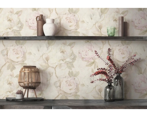 Vliestapete mit großem Pfingstrosenmuster im Vintage-Stil, dekoriert mit dunklem Holzregal, Vasen und Windlicht.