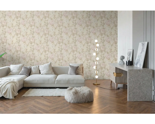 Vliestapete mit hellem Rosenmuster in einem modern eingerichteten Wohnzimmer mit Sofa, Fischgrätparkett und Stehleuchte.
