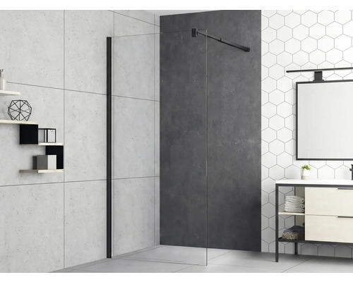 Badezimmer mit Duschwand, Waschbeckenunterschrank und Regalen