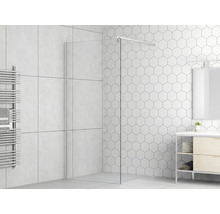 Badezimmer mit Duschwand aus Glas, Handtuchwärmer und Waschtisch