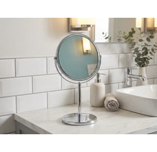 Freistehender runder Kosmetikspiegel aus Metall im Badezimmer