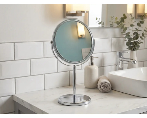 Freistehender runder Kosmetikspiegel aus Metall im Badezimmer