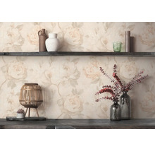 Vliestapete mit floralem Rosenmuster im Vintage-Stil, dekoriert mit dunklem Holzregal, Keramikvasen und einer Bambuslaterne.
