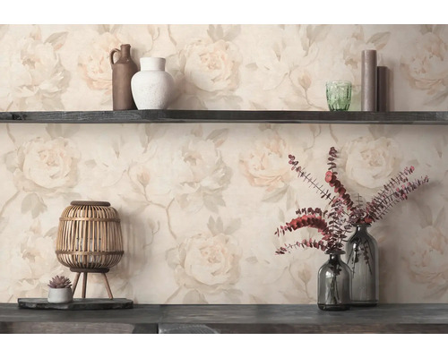 Vliestapete mit floralem Rosenmuster im Vintage-Stil, dekoriert mit dunklem Holzregal, Keramikvasen und einer Bambuslaterne.