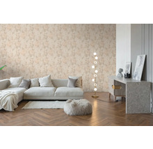 Wohnzimmer mit geblümter Tapete im Rosendesign, helles Sofa, Holzfußboden in Fischgrätoptik und eine moderne Stehlampe.
