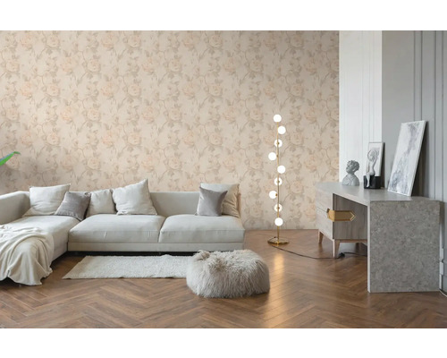 Wohnzimmer mit geblümter Tapete im Rosendesign, helles Sofa, Holzfußboden in Fischgrätoptik und eine moderne Stehlampe.