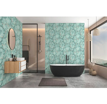 Modernes Badezimmer mit mintgrüner Marmoroptik-Wand, freistehender schwarzer Badewanne, Holz-Waschtisch und Boden in Betonoptik.