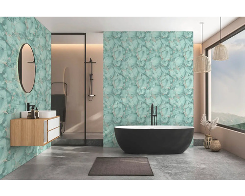 Modernes Badezimmer mit mintgrüner Marmoroptik-Wand, freistehender schwarzer Badewanne, Holz-Waschtisch und Boden in Betonoptik.