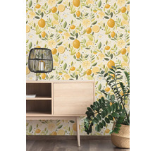 Tapete mit Zitronenmuster in einem hellen Raum mit Holz-Sideboard, schwarzer Drahtlampe und einer Zimmerpflanze.