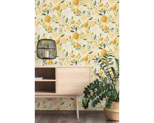 Tapete mit Zitronenmuster in einem hellen Raum mit Holz-Sideboard, schwarzer Drahtlampe und einer Zimmerpflanze.