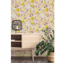 Vliestapete mit Zitronen- und Blumenmuster in einem Raum mit hellem Holzboard, schwarzer Laterne und Zimmerpflanze.