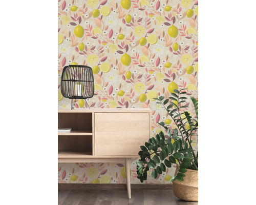 Vliestapete mit Zitronen- und Blumenmuster in einem Raum mit hellem Holzboard, schwarzer Laterne und Zimmerpflanze.
