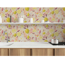 Moderne Küche mit einer hellen Mustertapete mit Zitronenmotiven als Rückwand sowie weißer Arbeitsplatte, Spüle und Herd.