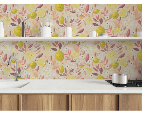 Moderne Küche mit einer hellen Mustertapete mit Zitronenmotiven als Rückwand sowie weißer Arbeitsplatte, Spüle und Herd.